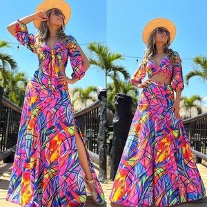 Beautiful convertible dress! Perfect for summer or your next vacation 💓🍍🌸